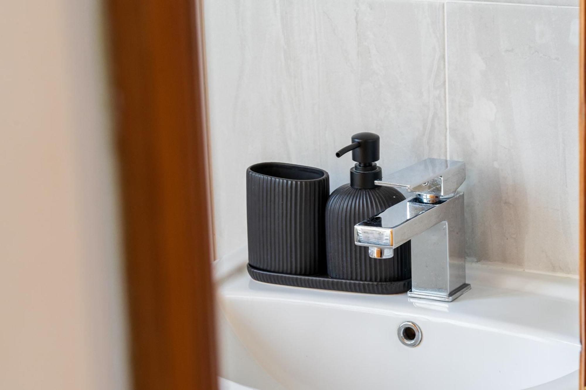 Modern 2 Bedroom Apartment In Mitcham, London Luaran gambar