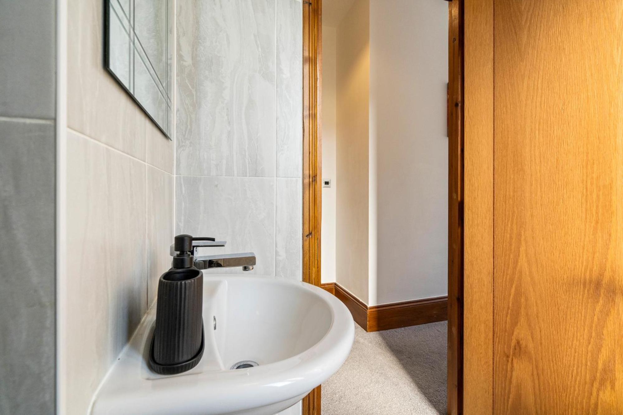 Modern 2 Bedroom Apartment In Mitcham, London Luaran gambar
